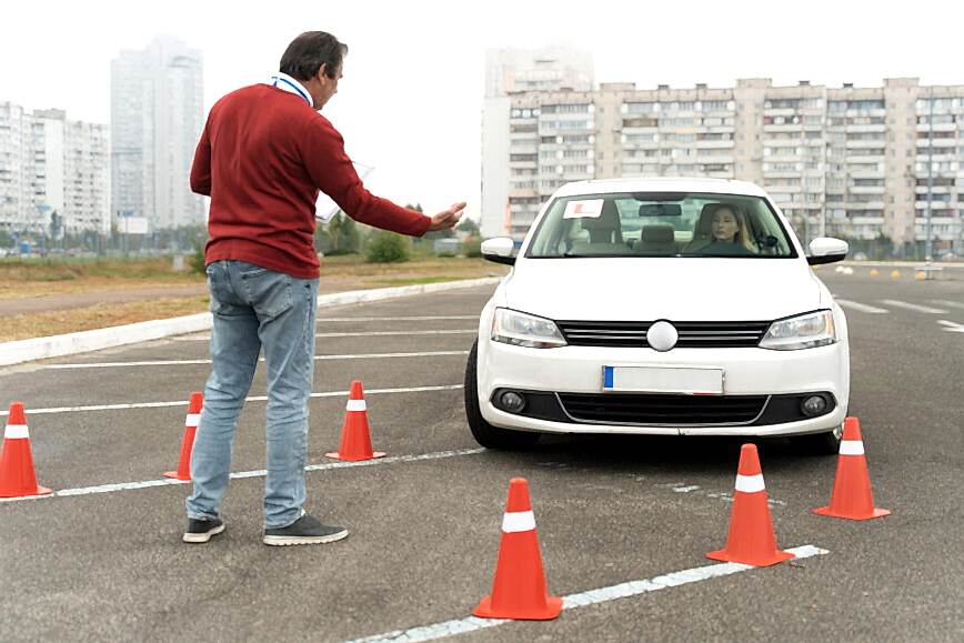 Человек, сдающий экзамен на получение водительских прав.